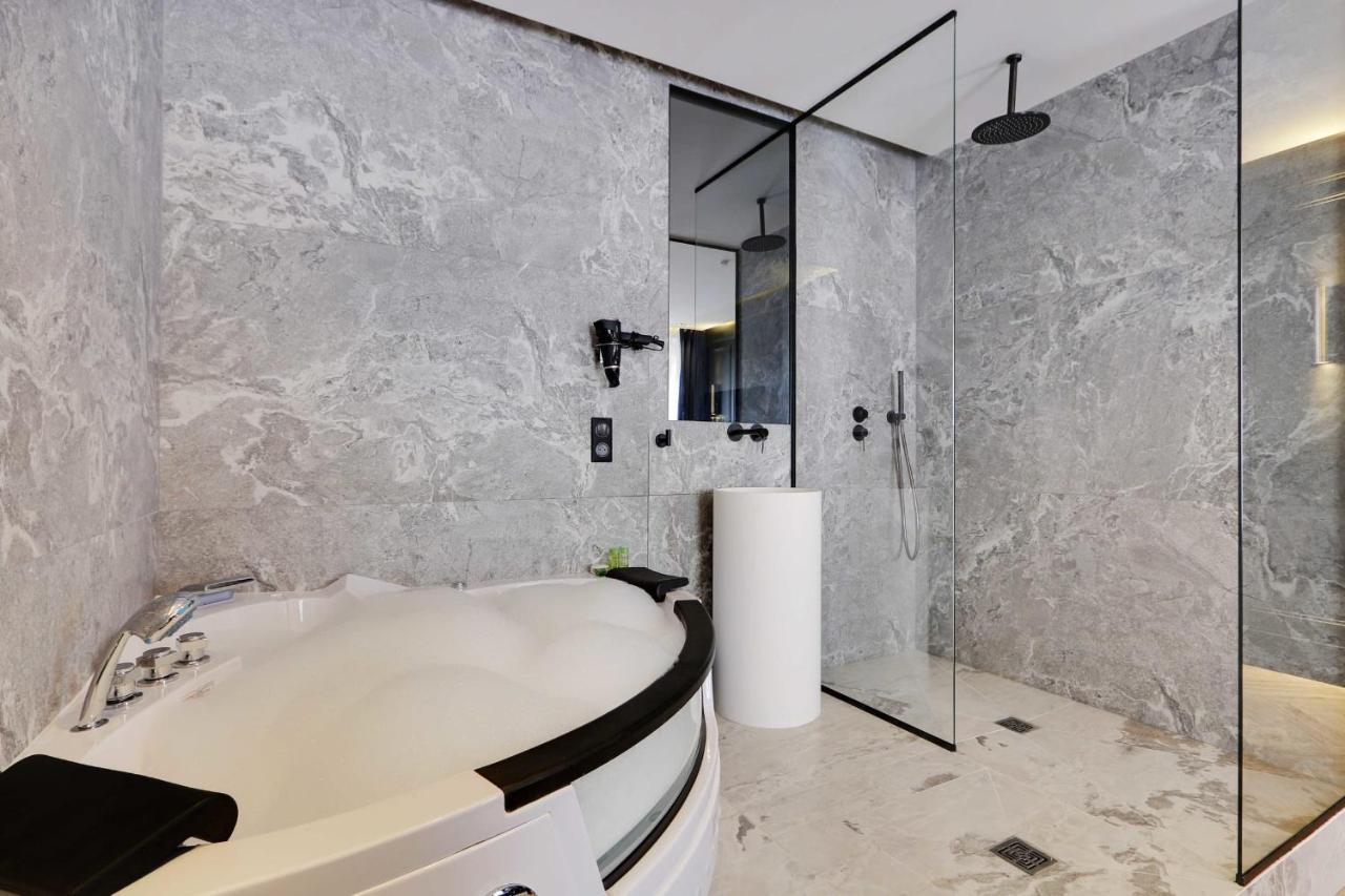 Couples Getaway Unit With Jacuzzi - City Center Parijs Buitenkant foto